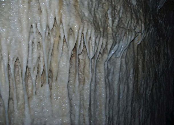 Fließsteine, Kalksteinablagerungen an den Wänden von Harrisons Höhle