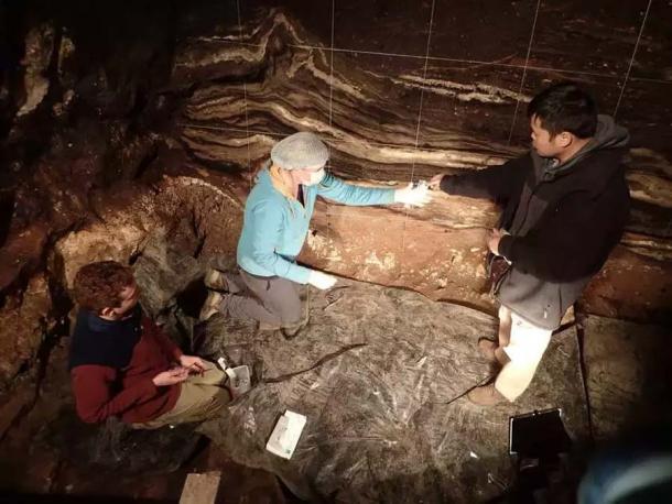 Die Forscher Zenobia Jacobs, Bo Li und Kieran O'Gorman in der Südkammer der Höhle nehmen Sedimentproben, während sie nach mehr Denisova-Höhlen-DNA suchen.