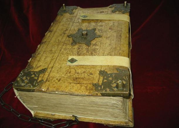Fotografie des Riesencodex aus dem 12. Jahrhundert