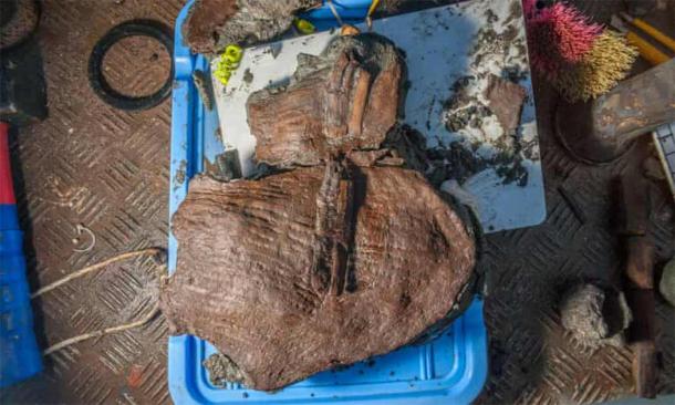 Ein Fragment eines der Fruchtkörbe, die das französische Unterwasserarchäologenteam in Thonis-Herakleion an die Oberfläche gebracht hat