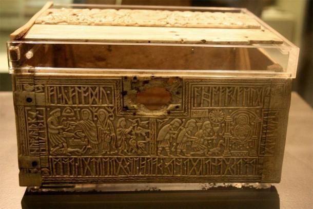 Franks Casket und die Geschichte von Wieland dem Schmied, die auf einer Seite des Kästchens eingraviert ist (links im Bild). Dies ist ein sehr berühmtes Artefakt.