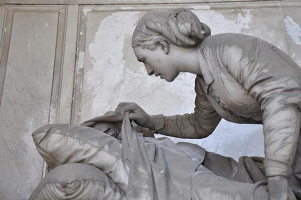 Eine Frau blickt unter ein Leichentuch, das einen geliebten Verstorbenen bedeckt. Staglieno-Friedhof: 1881