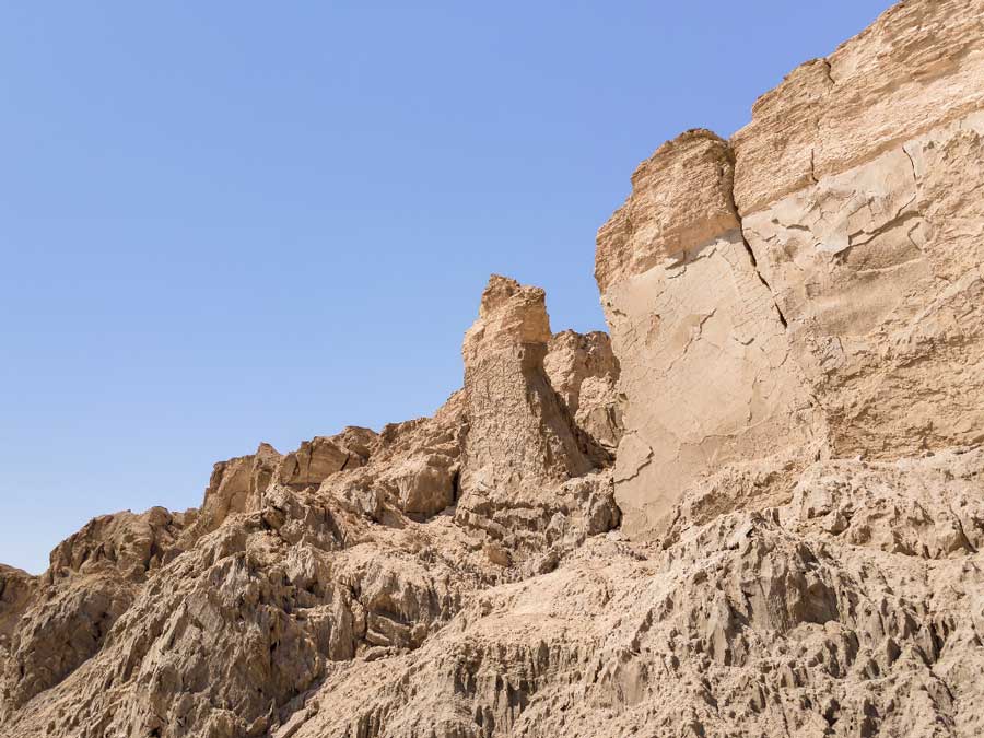 “Frau von Lot” - Der Legende nach soll es sich bei dieser Steinsalzsäule auf dem Berg Sodom, an der Küste des Toten Meeres in Israel, um die versteinerte Frau von Lot handeln. Lots Frau soll in eine Salzsäule verwandelt worden sein, weil sie zurückblickte, um die Zerstörung von Sodom und Gomorrah zu sehen, als sie und ihre Familie auf der Flucht waren.