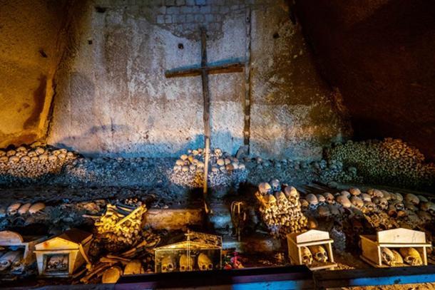 Friedhof von Fontanels, Italien, wo sich zahlreiche bemalte Schädel und Knochen befinden.