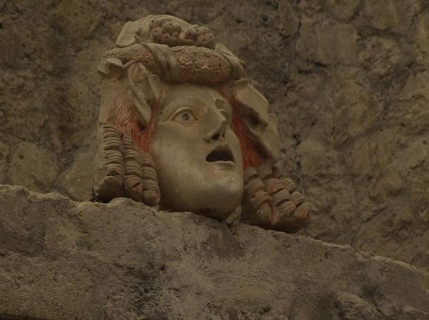 Eine furchterregende Gestalt sucht die antike römische Stadt Herculaneum heim, die 79 n. Chr. vom Vesuv zerstört wurde.