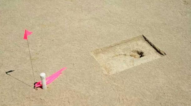 Ein Fußabdruck, der an einer archäologischen Fundstätte entdeckt wurde, ist mit einer Pin-Flagge auf der Utah Test and Training Range gekennzeichnet.