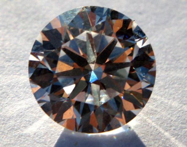 „Gedenkdiamanten“ sind menschliche Überreste, die in einen Diamanten verwandelt wurden.