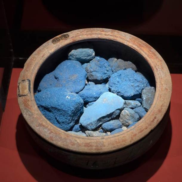 Gefäß mit ägyptischem Blaupigment aus Pompeji. Ägyptisches Blau, auch bekannt als Calcium-Kupfersilikat, oder CaCuSi4O10 oder Cuprorivait, gilt als das erste synthetische Pigment, das jemals entwickelt wurde. 