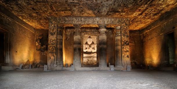Gehauener Buddha in einer der in den Fels geschnittenen Ajanta-Höhlen in Indien