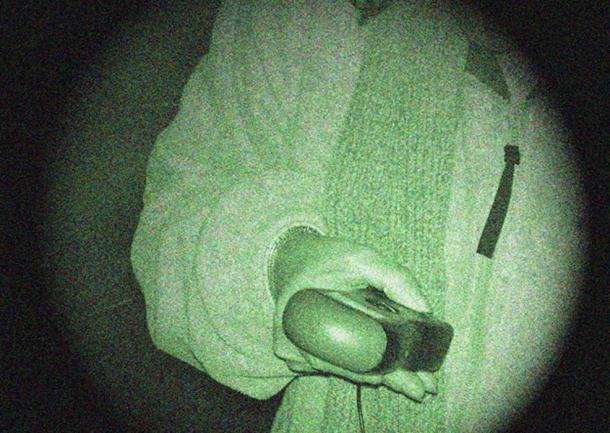 Ein Geisterjäger, der eine EMF-Messung vornimmt - ein elektromagnetisches Feld, von dem Befürworter behaupten, dass es mit paranormalen Aktivitäten in Verbindung steht.