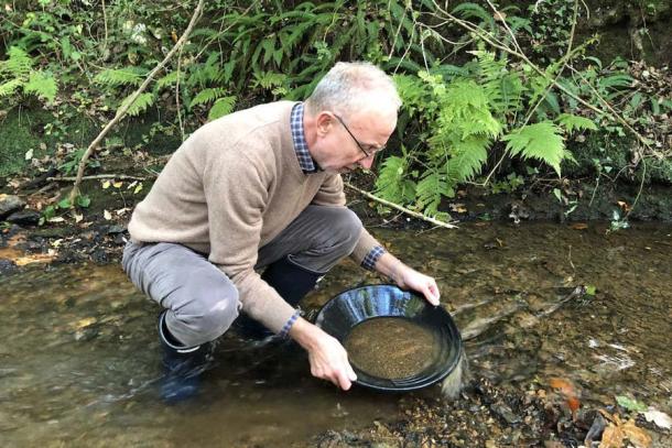 Der Geologe und Forscher Gregor Borg von der Universität Halle, Deutschland, sucht im Fluss Carnon in Cornwall, England, nach Gold. Die Goldlegierung des kürzlich entdeckten Goldarmbands stammt aus der Zeit des späten Neolithikums und frühen Bronzezeitalters.
