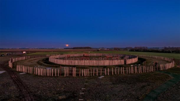Eine Gesamtansicht des deutschen Stonehenge bei Nacht in Pömmelte.