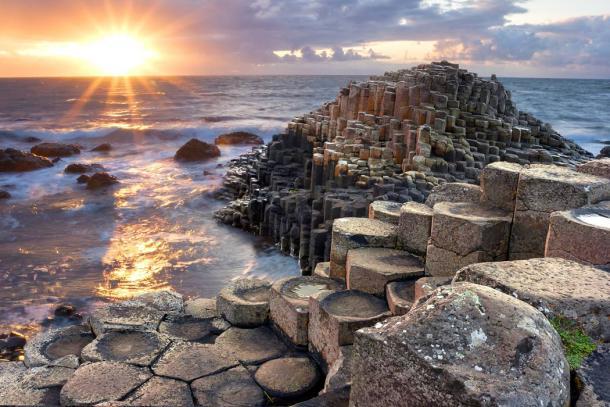 Sonnenuntergang am Giant's Causeway, Nordirland