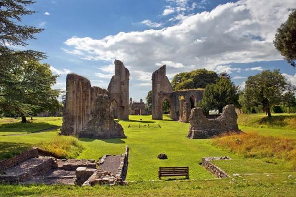 Die Ruinen von Glastonbury Abbey in Somerset, England. 