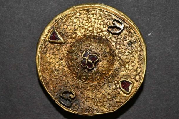 Diese „goldene Scheibenbrosche“, die im Grab einer jüngeren Frau der Elite gefunden wurde, soll „die Mode des siebten Jahrhunderts widerspiegeln“. 