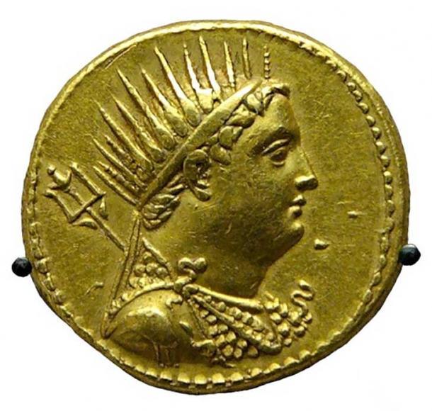 Goldmünze mit dem Bild von Ptolemaios III., ausgegeben von Ptolemaios IV. zu Ehren seines vergöttlichten Vaters. ( Public Domain ) Ptolemaios III. versuchte, einen zusätzlichen Tag im Jahr einzuführen, an dem die Ägypter den Pharao und seine Frau als Götter verehren sollten.
