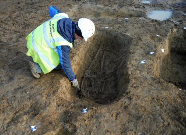 Das Grab des Skeletts, das der erste Beweis für eine Kreuzigung im römischen Britannien ist, wurde bei Ausgrabungen in einem zukünftigen Wohngebiet in Cambridgeshire, England, gefunden.