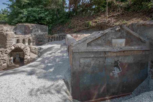 Das Grab von Marcus Venerius Secundio, entdeckt in der Nekropole Porta Sarno, Pompeji, mit der sichtbaren Gedenktafel