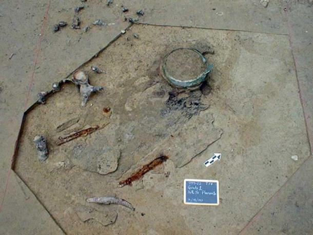 Kessel, Eisenspeere, Schwert und Helmansatz, die in der Grabkammer gefunden wurden