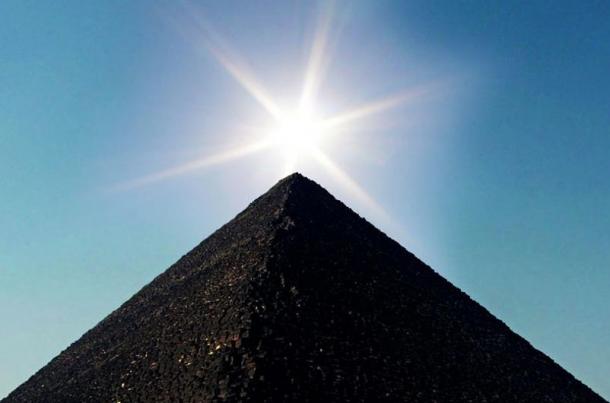 Große Pyramide von Gizeh in den Strahlen der Sonne.
