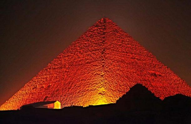 Die Große Pyramide von Gizeh bei Nacht.