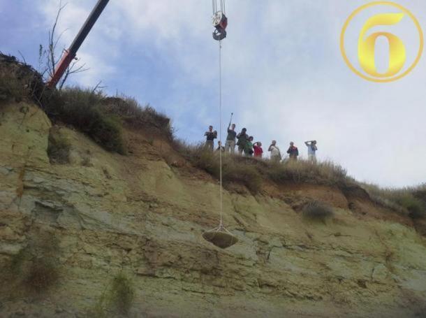 Große Steinscheibe, die von einem Kran in Wolgograd, Russland, angehoben wird.