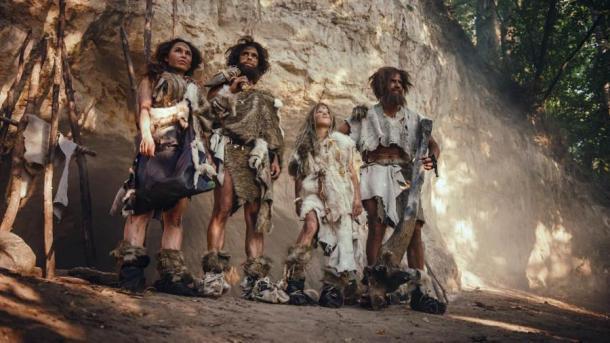 Teil einer Gruppe von Neandertaler-Jägern und -Sammlern am Eingang zu ihrer Höhlenbehausung, die an diesem Tag möglicherweise absichtlich das Ökosystem veränderten, um das Überleben des Stammes zu sichern.