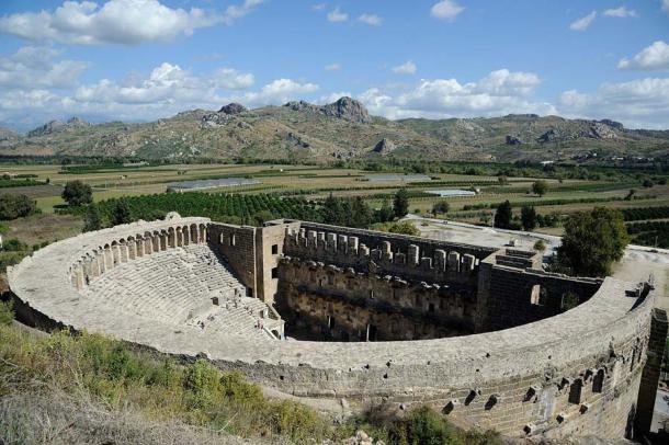 Aspen dos, die heutige Türkei, ist bekannt für ein gut erhaltenes Theater. Das Theater bot Platz für 7.000 Personen. Es wurde 155 n. Chr. von dem aus der Stadt stammenden griechischen Architekten Zenon erbaut, während der Herrschaft von Marcus Aurelius Antoninus, der von 161 bis 180 römischer Kaiser und der letzte der als die Fünf Guten Kaiser bekannten Herrscher war.