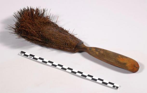 Die arktischen Archäologen fanden eine Haarbürste, die noch immer menschliche Haare enthält