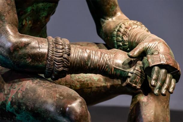 Die Hände der Bronzeskulptur weisen Gebrauchsspuren auf.