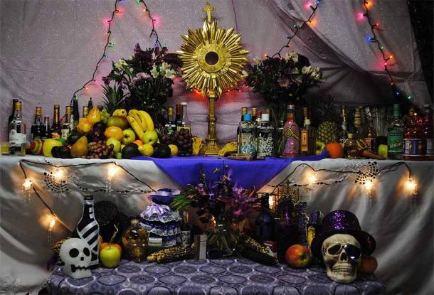 Ein haitianischer Voodoo-Altar, der während eines Festes für die Ghede-Geister errichtet wurde, Boston, USA.
