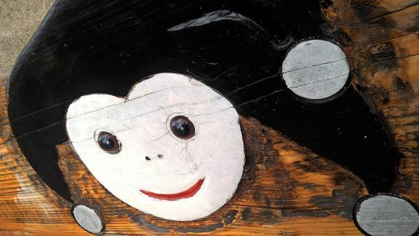 Es heißt, dass der französische Harlekin eine frühe Interpretation des Erlkönigs war. Dieses Harlekinbild befindet sich auf einer Parkbank in Pulsnitz, Deutschland, wo die meisten der frühesten Hinweise auf den Erlkönig zu finden sind