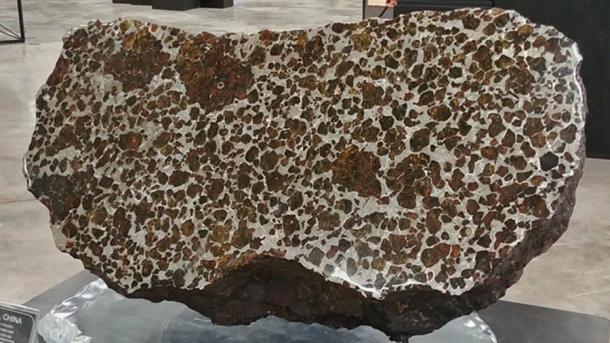 Dies ist die Hauptmasse des Fukang-Meteoriten, der im Michael J. Drake-Gebäude an der Universität von Arizona in Tucson ausgestellt ist. Beachten Sie die großen Olivin-Klümpchen.