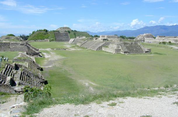 Der Hauptplatz im Zentrum von Monte Albán in Mexiko