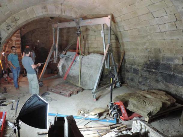 Heben und Aufstellen der Steinkarte aus der Bronzezeit, die glücklicherweise 2014 im Keller des Schlosses wiederentdeckt wurde.