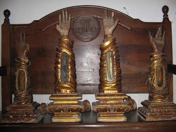 Heilige Reliquien in der Kirche San Pedro in Ayerbe, Spanien, wo jeder "Arm" ein Relikt eines Heiligen enthält. 