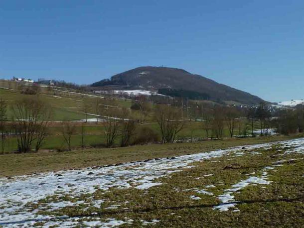 Blick auf den "Heiligen Berg" des Sauerlandes, wo die Waffen der Eisenzeit gefunden wurden.