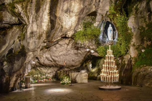 Heiligtum der Jungfrau Maria in der Grotte von Massabielle, Lourdes.