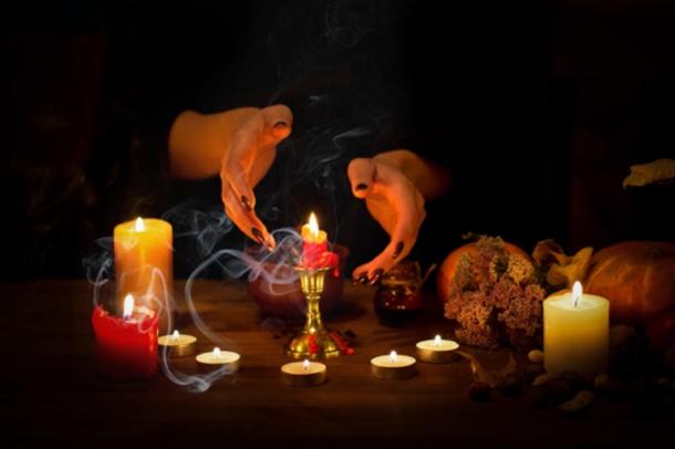 Die Darstellung der Hexenherstellung geht über Kerzen und Wachs auf einem Altar im Dunkeln.