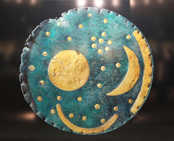 Ein Foto der berühmten Himmelsscheibe von Nebra, die nicht weit von der Stelle gefunden wurde, an der das spiralförmige Goldornament ausgegraben wurde, stammt von der deutschen neolithisch-frühbronzezeitlichen Unetice-Kultur, die auch unglaubliche Becher aus reinem Gold herstellte, wahrscheinlich aus der gleichen Goldlegierung wie das goldene „Haarornament“, das kürzlich in der südwestdeutschen bronzezeitlichen Grabstätte gefunden wurde.
