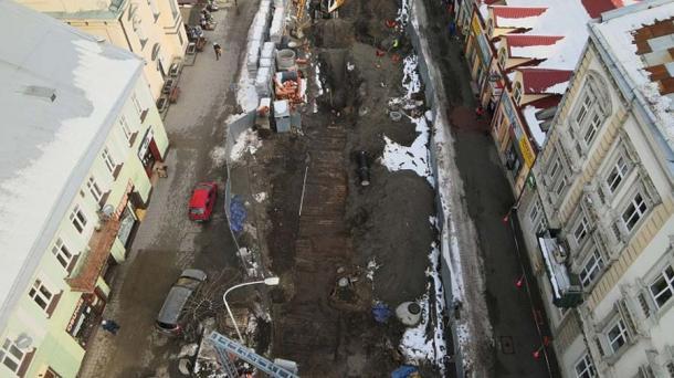 Der Abschnitt der hölzernen Straße im zentralen historischen Bezirk von Jaroslaw, Polen, während der Ausgrabungen