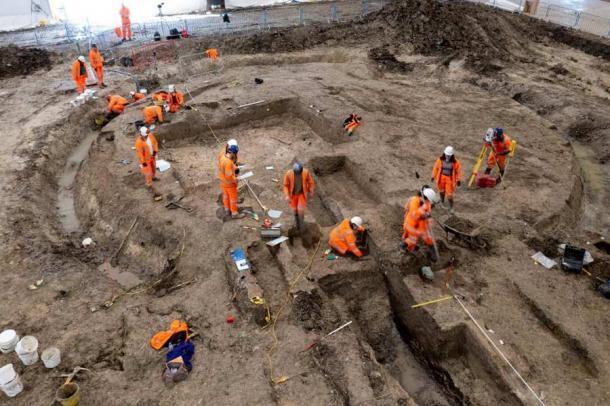 HS2-Archäologen bei der Ausgrabung römischer Artefakte