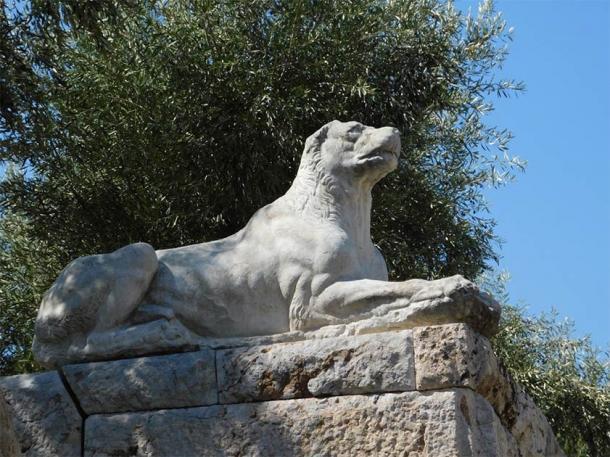 Im Laufe der Geschichte hat es viele berühmte Hunde gegeben. Hundestatue auf dem Keramikos-Friedhof in Athen, Griechenland.