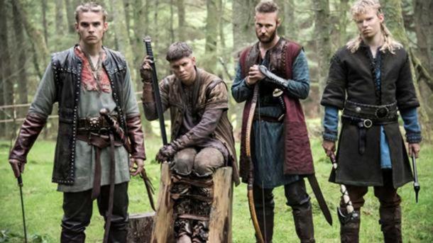 Hvitserk (Halfdan) „Vikings“ (History Channel) ganz links, mit seinen Brüdern.