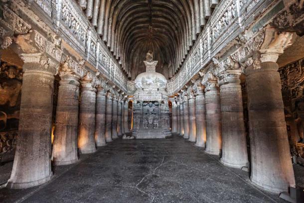 Innenraum einer Ajanta chaityagrihas oder Heiligtum-Höhle in den Ajanta-Höhlen