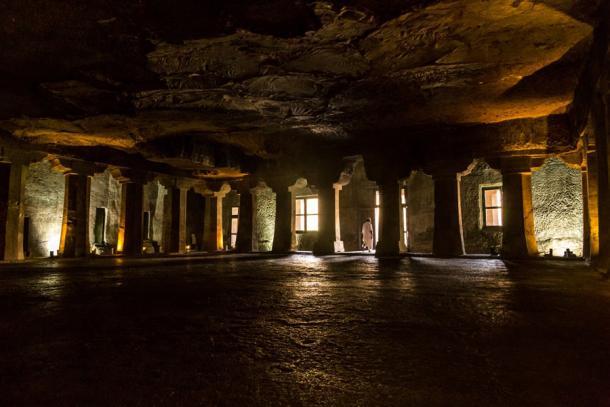 Innenraum einer der Ajanta-Höhlen in Indien