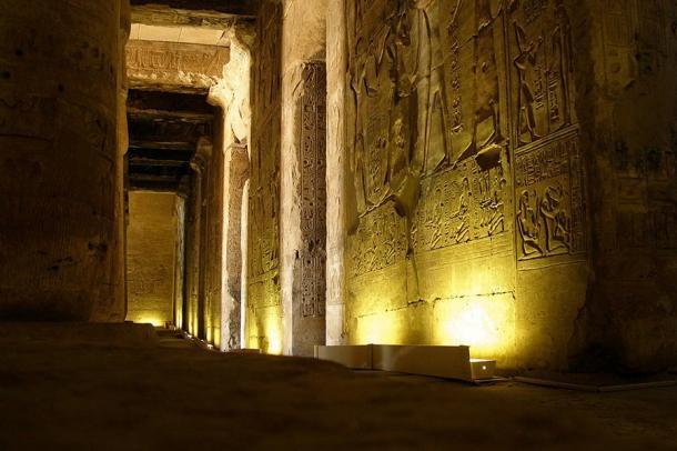 Innenraum des Tempels von Sethos I. in Abydos mit seinen atemberaubenden Inschriften