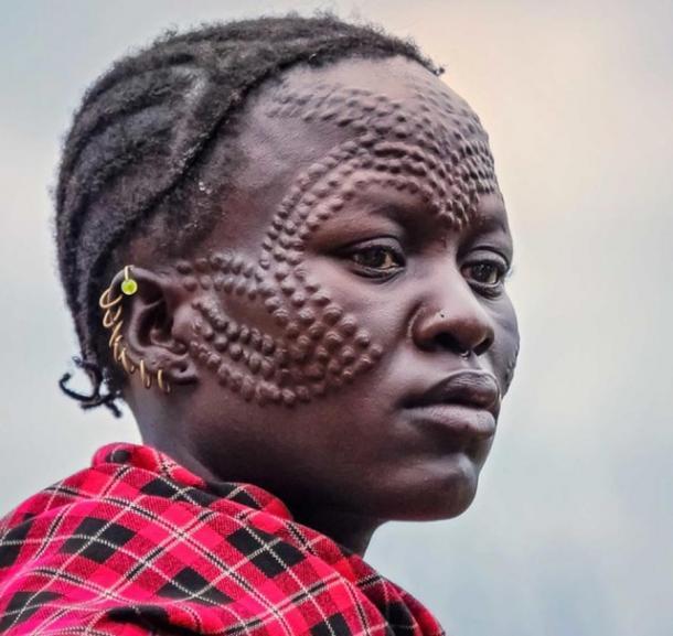 Jie-Frau in Uganda mit Narben im Gesicht