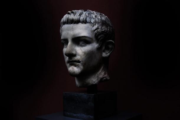Das römische Kastell wurde wahrscheinlich von Kaiser Caligula, der oben abgebildet ist, erbaut.