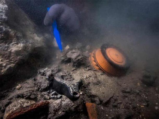 Wir fanden Hunderte von Ablagerungen aus Keramik. Eine über der anderen. Es handelt sich um importierte Keramik, rot auf schwarzem Grund, also um antike griechische Keramik, sagte der Unterwasserarchäologe Franck Goddio